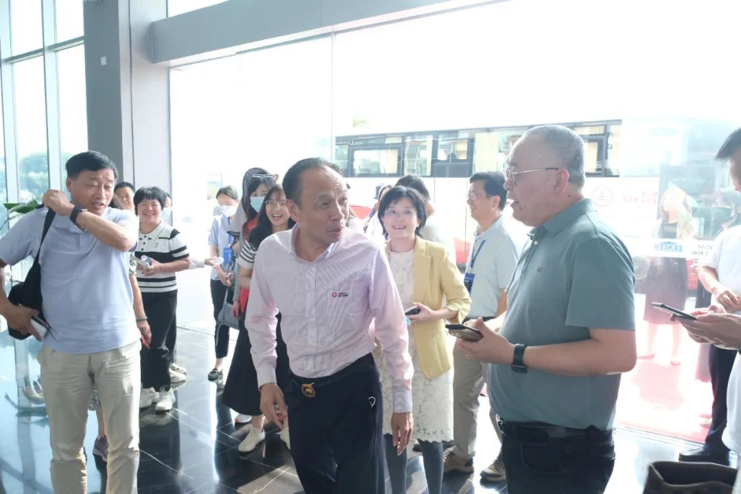 促进中德交流 欧美同学会走进世界杯下注参观交流