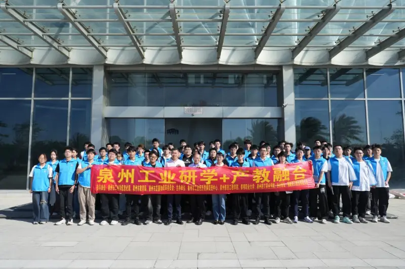 Quangong Machinery Co., Ltd. از اساتید دانشگاه و دانشجویان با نگرش باز استقبال می کند تا به طور مشترک طرحی جدید برای پرورش استعداد ترسیم کنند.